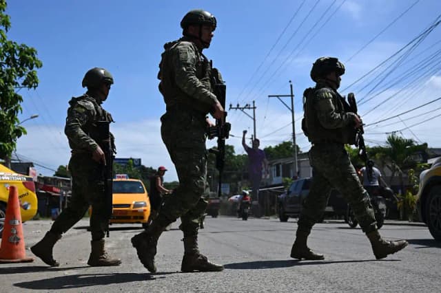 Soldados ecuatorianos patrullan la calle, el 14 de abril de 2025. (Raúl Arboleda/AFP vía Getty Images)