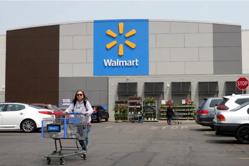 Clientes compran en una tienda Walmart en Chicago, Illinois, el 18 de mayo de 2023. (Scott Olson/Getty Images)