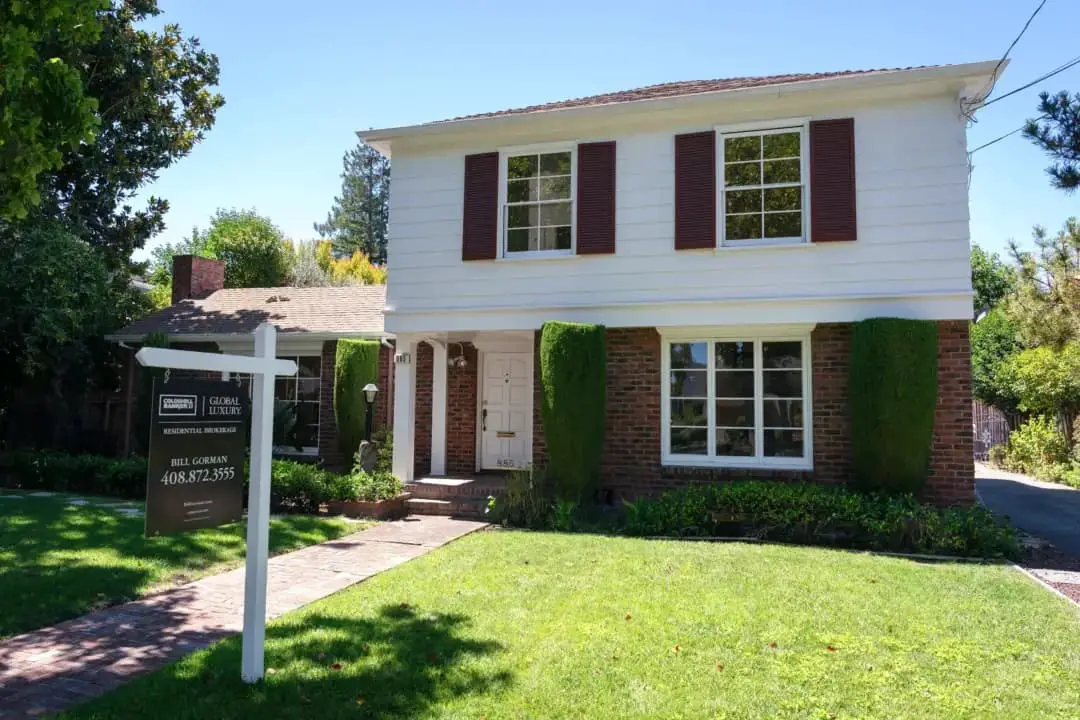 Una vivienda en venta en un barrio residencial de San José, California, el 15 de agosto de 2024. (Loren Elliott/Getty Images)