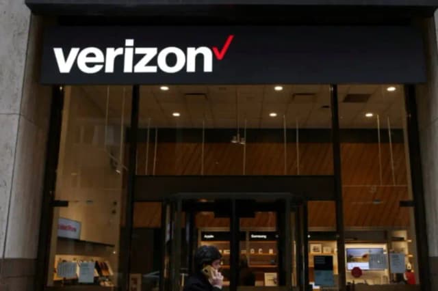 Una persona pasa por una tienda de Verizon en Manhattan, Nueva York, el 22 de noviembre de 2021. (Andrew Kelly/Reuters)