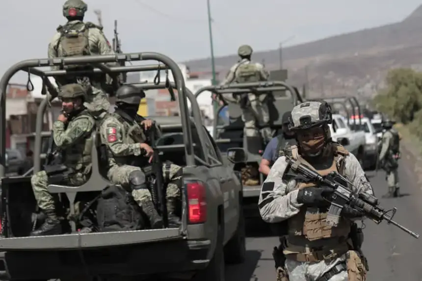 En un operativo conjunto entre fuerzas armadas y de seguridad detuvieron a nueve integrantes del Cartel Jalisco Nueva Generación en Michoacán, oeste de México, relacionados con homicidios, extorsiones y otros delitos, informaron fuentes judiciales. Imagen de archivo. EFE/ Iván Villanueva