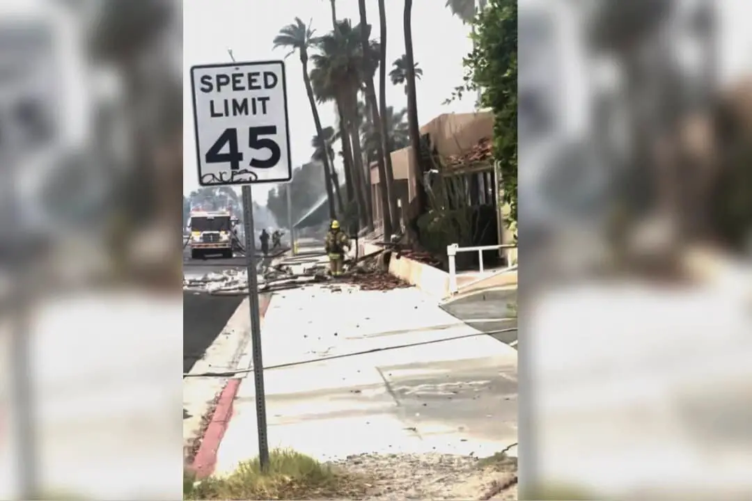 Esta imagen proporcionada por Nima Tabrizi muestra a los bomberos en el lugar de la explosión en Palm Springs, California, el 17 de mayo de 2025. (Nima Tabrizi vía AP).