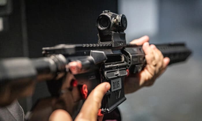 Un rifle AR-15 en el campo de tiro táctico FT3 en Stanton, California, el 3 de mayo de 2021. (John Fredricks/The Epoch Times)