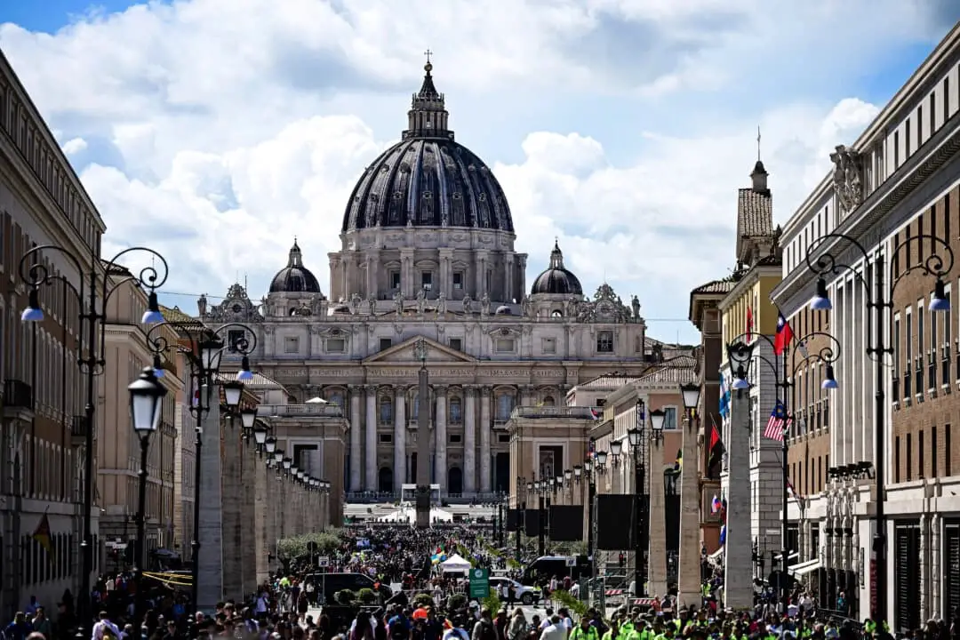 Visitantes caminan por la calle Via della Conciliazione con vistas a la basílica de San Pedro del Vaticano, en Roma, el 24 de abril de 2025. (Piero Cruciatti/AFP a través de Getty Images)