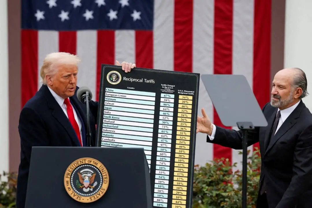 El presidente de Estados Unidos, Donald Trump, sostiene un gráfico junto al secretario de Comercio, Howard Lutnick, mientras Trump pronuncia un discurso sobre aranceles en el jardín de rosas de la Casa Blanca en Washington, el 2 de abril de 2025. (Carlos Barria/Reuters)