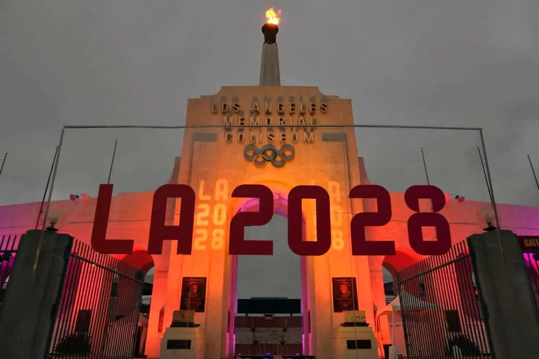Un cartel de LA 2028 se ve frente al pebetero olímpico en el Los Angeles Memorial Coliseum el 13 de septiembre de 2017. (Richard Vogel/AP Photo)