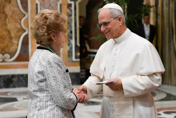 El Papa León XIV se reúne con un miembro de la Fundación Centesimus Annus, en el Vaticano, el 17 de mayo de 2025. (Vatican Media/Elisabetta Trevisan/Handout vía Reuters)