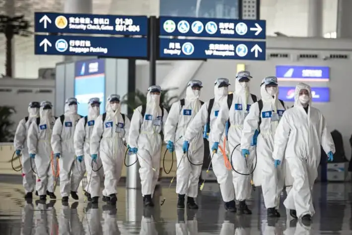 Bomberos se preparan para realizar una desinfección en el Aeropuerto Internacional Wuhan Tianhe, en Wuhan, provincia de Hubei, China, el 3 de abril de 2020. (Getty Images)