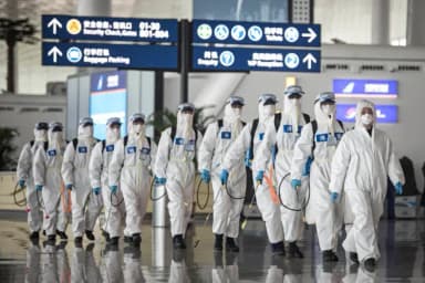 Bomberos se preparan para realizar una desinfección en el Aeropuerto Internacional Wuhan Tianhe, en Wuhan, provincia de Hubei, China, el 3 de abril de 2020. (Getty Images)