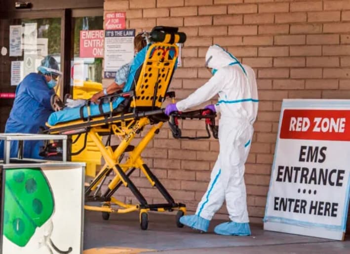 Un paciente es trasladado en ambulancia a la sala de urgencias de un hospital de la ciudad de Tuba City, en la Nación Navajo, durante el toque de queda de 57 horas impuesto para intentar detener la propagación del virus COVID-19 en la Nación Navajo, en Arizona, el 24 de mayo de 2020. (Mark Ralston/AFP a través de Getty Images)