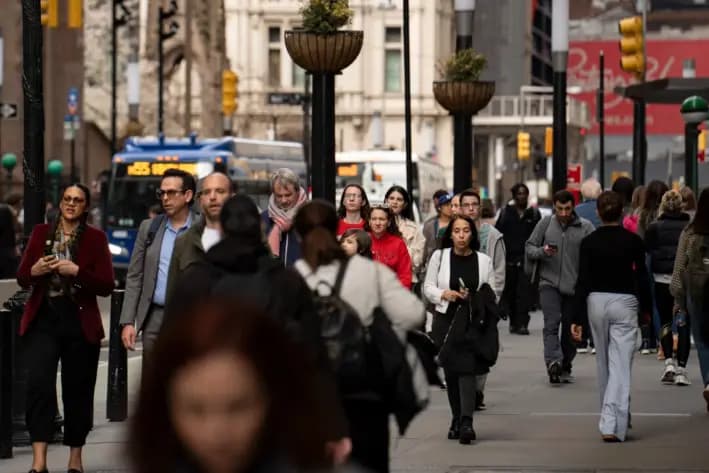 La gente camina por una calle de la ciudad de Nueva York, el 4 de abril de 2025. (Samira Bouaou/The Epoch Times)