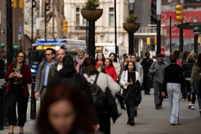 La gente camina por una calle de la ciudad de Nueva York, el 4 de abril de 2025. (Samira Bouaou/The Epoch Times)