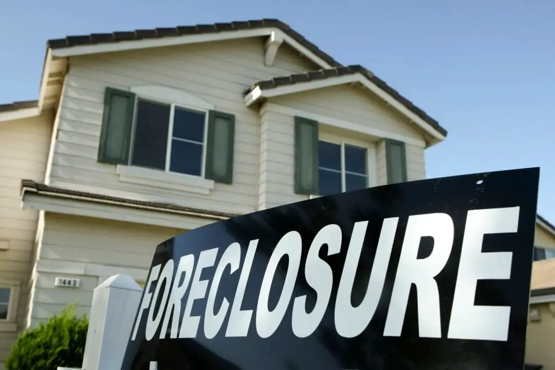 Un cartel de "Se vende" con la leyenda "Ejecución hipotecaria" en una casa en Stockton, California, el 29 de abril de 2008. (Justin Sullivan/Getty Images)