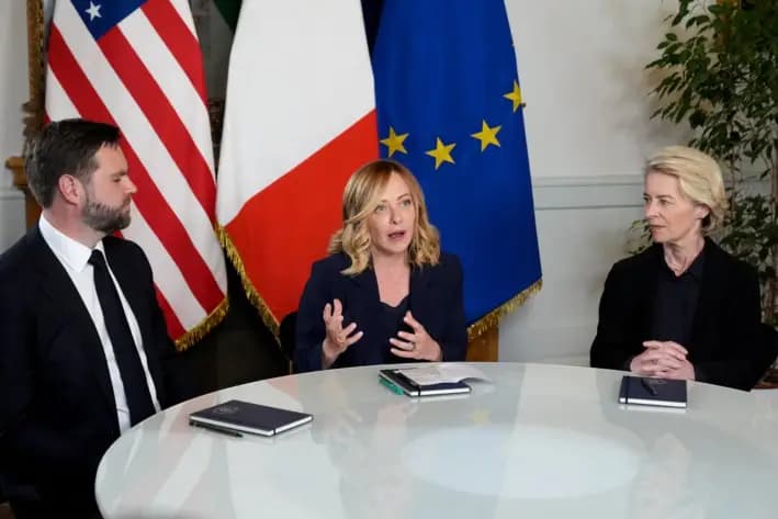El vicepresidente estadounidense, JD Vance (izq.), se reúne con la primera ministra italiana, Giorgia Meloni (centro), y la presidenta de la Comisión Europea, Ursula von der Leyen, en el Palacio Chigi de Roma, Italia, el 18 de mayo de 2025. (Jacquelyn Martin/Pool vía Reuters)