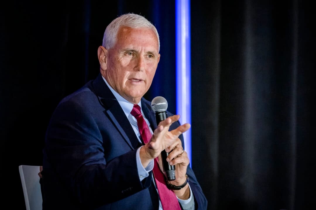 El exvicepresidente Mike Pence habla en un almuerzo organizado por la Comisión de Ética y Libertad Religiosa durante la reunión anual de la Convención Bautista del Sur en Indianápolis, el 11 de junio de 2024. (Foto AP/Doug McSchooler)