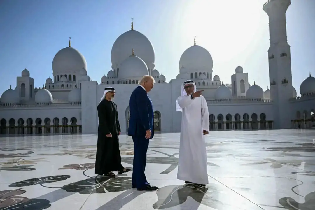 Yousif al-Obaidli (derecha), director general de la Gran Mezquita Sheikh Zayed, acompaña al presidente de los Estados Unidos, Donald Trump, en una visita a la mezquita en Abu Dabi el 15 de mayo de 2025. (Brendan Smialowski/AFP a través de Getty Images)
