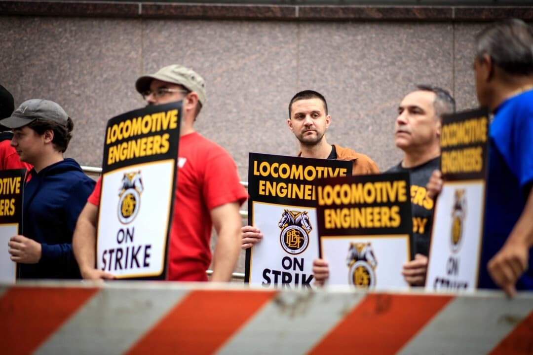 Miembros del sindicato BLET (Brotherhood of Locomotive Engineers and Trainmen) sostienen carteles mientras participan en una huelga frente a la sede de NJ Transit en Newark, Nueva Jersey, el 16 de mayo de 2025. (Kena Betancur/Getty Images)
