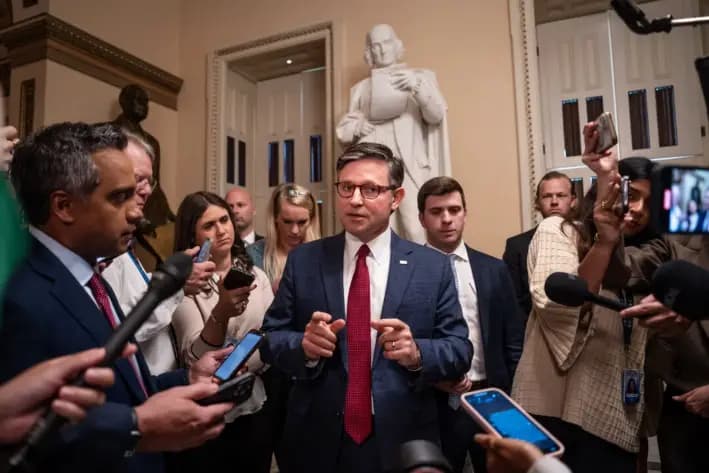 El presidente de la Cámara de Representantes, Mike Johnson, habla con la prensa en el Capitolio de EE. UU., el 5 de mayo de 2025. (Madalina Vasiliu/The Epoch Times)