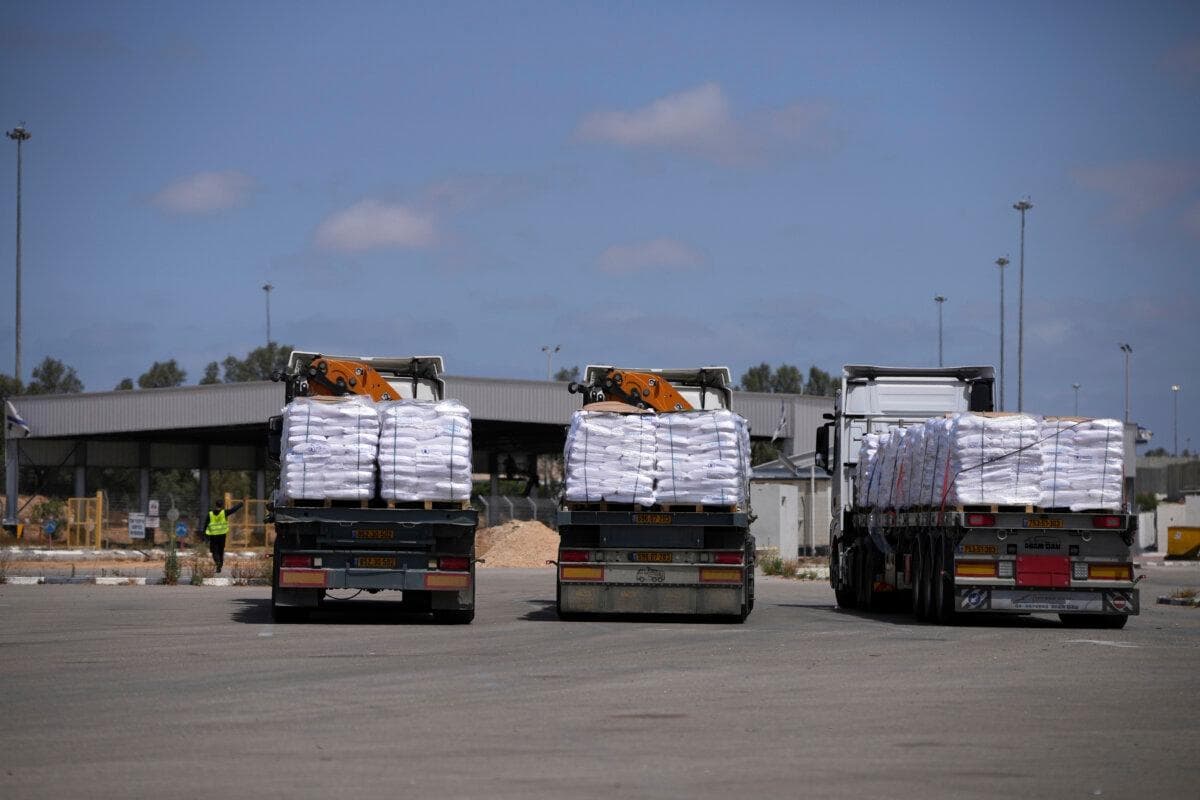 Camiones que transportan ayuda humanitaria para la Franja de Gaza en el paso fronterizo de Kerem Shalom, en el sur de Israel, el 19 de mayo de 2025. (Ohad Zwigenberg/AP)
