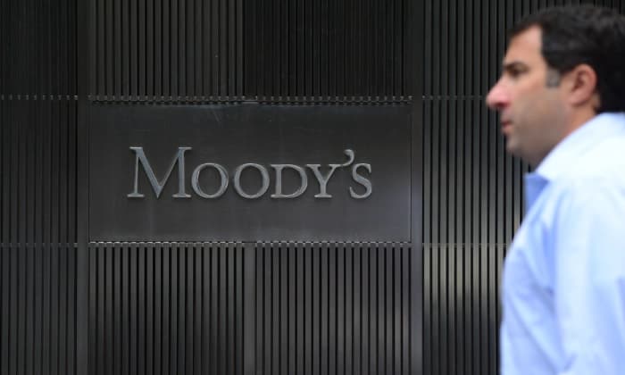 Un cartel de la agencia de calificación Moody's en la sede de la empresa en Nueva York. (Emmanuel Dunand/AFP a través de Getty Images)