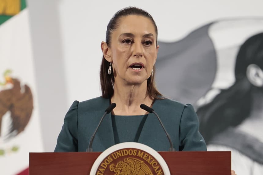 La presidenta de México, Claudia Sheinbaum, habla durante una rueda de prensa el 19 de mayo de 2025, en Palacio Nacional de la Ciudad de México (México). EFE/ José Méndez