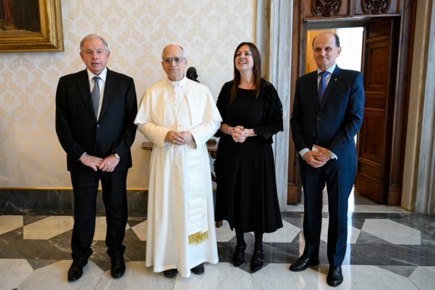 El papa León XIV recibe al ministro de Relaciones Exteriores, Comercio Internacional y Culto de Argentina, Gerardo Werthein (i), y a la ministra de Capital Humano de la Nación Argentina, Sandra Pettovello (2d), el 19 de mayo de 2025, en Ciudad del Vaticano. EFE/ Mario Tomassett