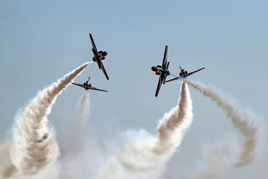El avión de entrenamiento a reacción K-8E Karakorum, perteneciente al equipo acrobático Silver Stars de la Fuerza Aérea Egipcia, libera humo durante las maniobras durante el primer Salón Aeronáutico Internacional de Egipto, en el Aeropuerto Internacional de Alamein, en el norte de Egipto, el 4 de septiembre de 2024. (Khaled Desouki/AFP vía Getty Images)