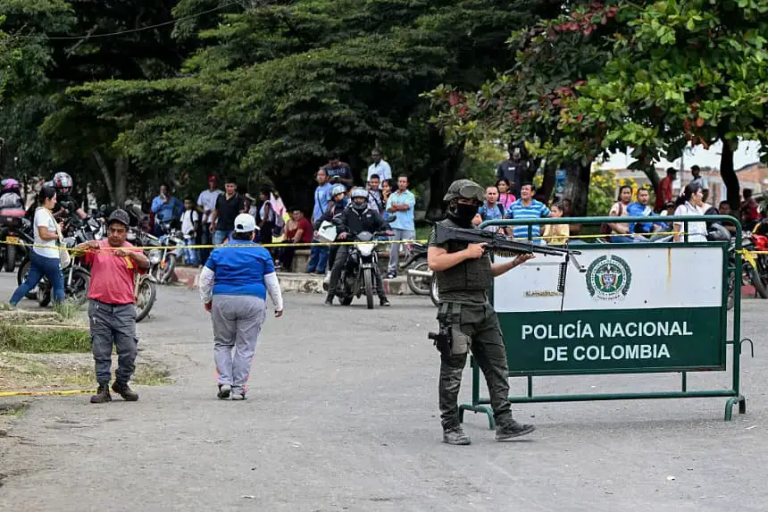 Un policía vigila una zona acordonada tras el ataque con explosivos a una comisaría en Mondomo, municipio de Santander de Quilichao, departamento del Cauca, Colombia, el 17 de abril de 2025. (Joaquín Sarmiento/AFP vía Getty Images)
