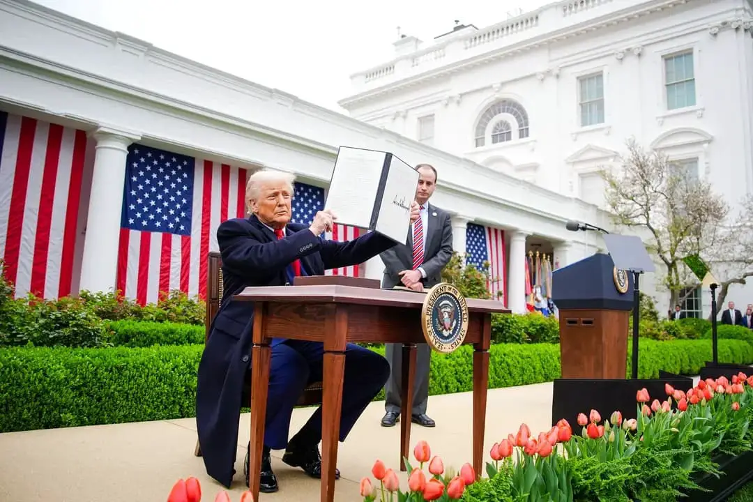 El presidente Trump sostiene una orden ejecutiva firmada sobre aranceles recíprocos en el Jardín de las Rosas de la Casa Blanca el 2 de abril de 2025. (Saul Loeb/AFP a través de Getty Images)
