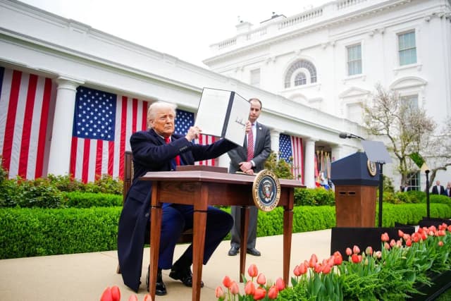 El presidente Trump sostiene una orden ejecutiva firmada sobre aranceles recíprocos en el Jardín de las Rosas de la Casa Blanca el 2 de abril de 2025. (Saul Loeb/AFP a través de Getty Images)
