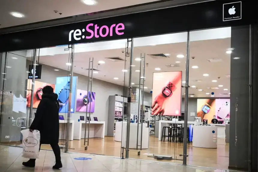 Una cliente pasa frente a la tienda estadounidense Apple en el centro comercial Evroreisky (Europeo) de Moscú (Rusia) el 7 de marzo de 2022. (Alexander Nemenov/AFP vía Getty Images)