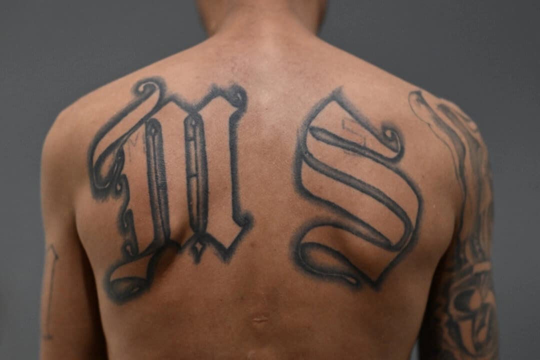 Un miembro de la pandilla MS-13, condenado a más de 200 años de prisión, muestra sus tatuajes en Tecoluca, El Salvador, el 27 de enero de 2025. (Marvin Recinos/AFP a través de Getty Images)