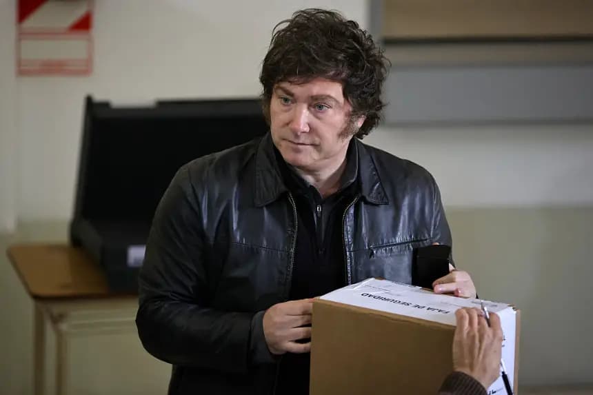 El presidente de Argentina, Javier Milei, emite su voto en un colegio electoral durante las elecciones legislativas de la ciudad de Buenos Aires el 18 de mayo de 2025. (Emiliano Lasalvia/AFP vía Getty Images)