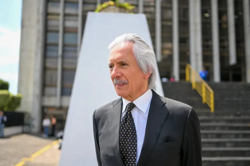 El periodista guatemalteco José Rubén Zamora, fundador del extinto periódico ElPeriódico, sale después de su audiencia en el Palacio de Justicia en la Ciudad de Guatemala (Guatemala) el 7 de marzo de 2025. (Johan Ordonez/AFP vía Getty Images)