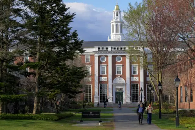 Legisladores cuestionan a Harvard por sus alianzas con entidades chinas vinculadas al genocidio