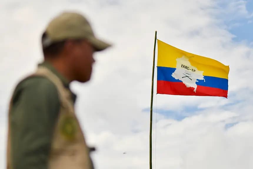 Un oficial de policía colombiano vigila el campamento que se está construyendo en una de las zonas de transición (ZVTN) para la guerrilla de las FARC en una zona rural del municipio de Policarpa, departamento de Nariño, suroeste de Colombia, el 14 de enero de 2017. (Luis Robayo/AFP vía Getty Images)