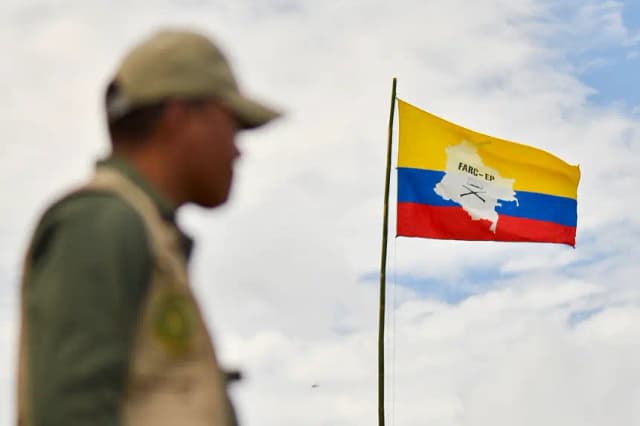 Un oficial de policía colombiano vigila el campamento que se está construyendo en una de las zonas de transición (ZVTN) para la guerrilla de las FARC en una zona rural del municipio de Policarpa, departamento de Nariño, suroeste de Colombia, el 14 de enero de 2017. (Luis Robayo/AFP vía Getty Images)