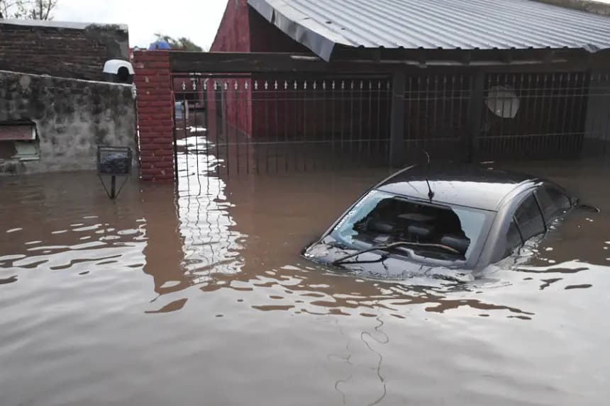 Fotografía de un vehículo hundido en el agua en una calle inundada el pasado sábado, en Campana, Buenos Aires (Argentina). EFE/ STR