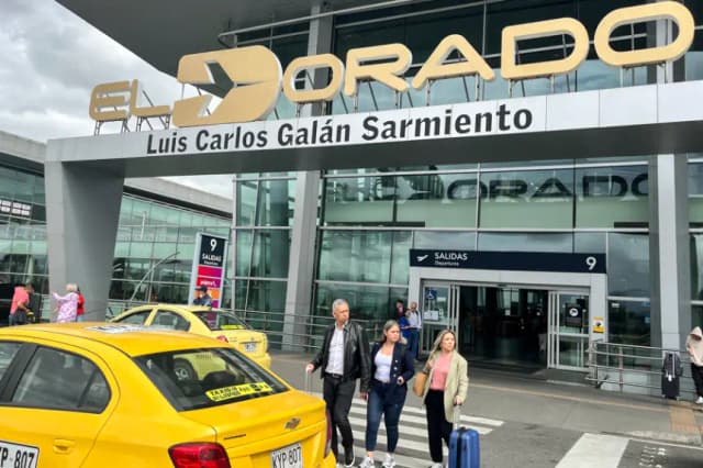 Fotografía de archivo en donde se ve una entrada del Aeropuerto Internacional El Dorado, en Bogotá (Colombia). EFE/ Eva García
