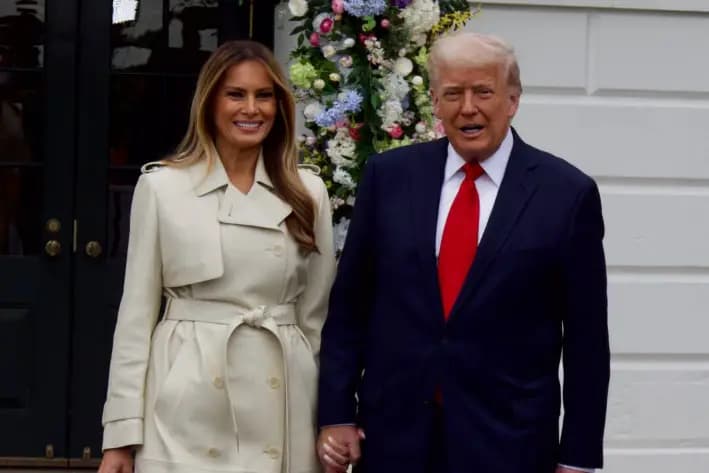 La primera dama Melania Trump y el presidente Donald Trump saludan a una multitud en el jardín sur de la Casa Blanca, el 21 de abril de 2025. (Travis Gillmore/The Epoch Times)