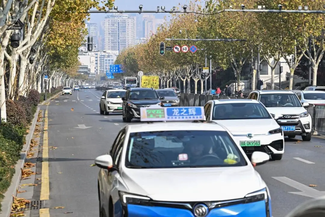 Conductores circulan por una calle de Wuhan, en la provincia de Hubei, China, el 21 de diciembre de 2024. (Héctor Retamal/AFP a través de Getty Images)