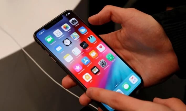 Un cliente prueba un teléfono inteligente durante el lanzamiento del iPhone XS y XS Max en la tienda de revendedores de Apple 're:Store', en Moscú, el 28 de septiembre de 2018. (Tatyana Makeyeva/Reuters)