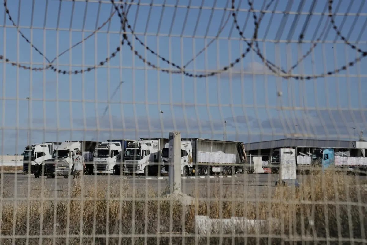 Camiones cargados con ayuda humanitaria para la Franja de Gaza en el cruce de Kerem Shalom, en el sur de Israel, el 20 de mayo de 2025. (Maya Alleruzzo/AP)