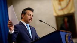 Jefe de la FDA anuncia medidas severas contra empresas que comercializan medicamentos genéricos ilegales