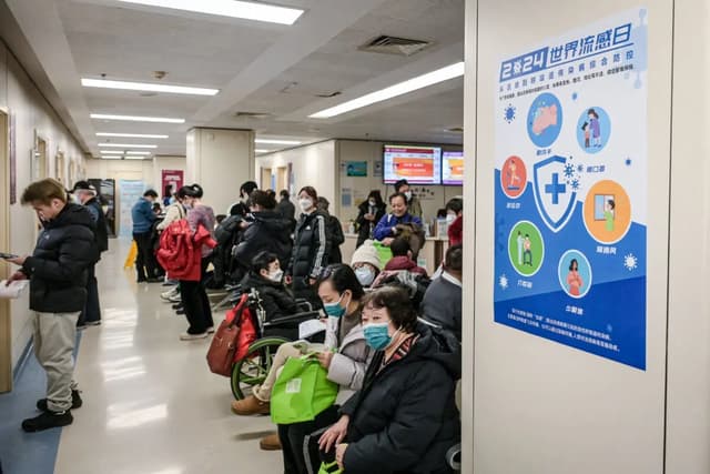 Personas esperan en la zona de consultas externas del departamento de neumología de un hospital de Beijing el 8 de enero de 2025. (Jade Gao/AFP a través de Getty Images)

