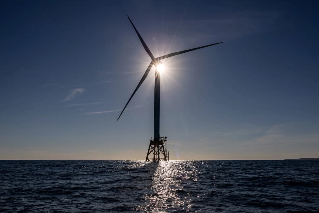 Imagen de archivo de un aerogenerador cerca de Block Island, Rhode Island, el 7 de julio de 2022. (John Moore/Getty Images)