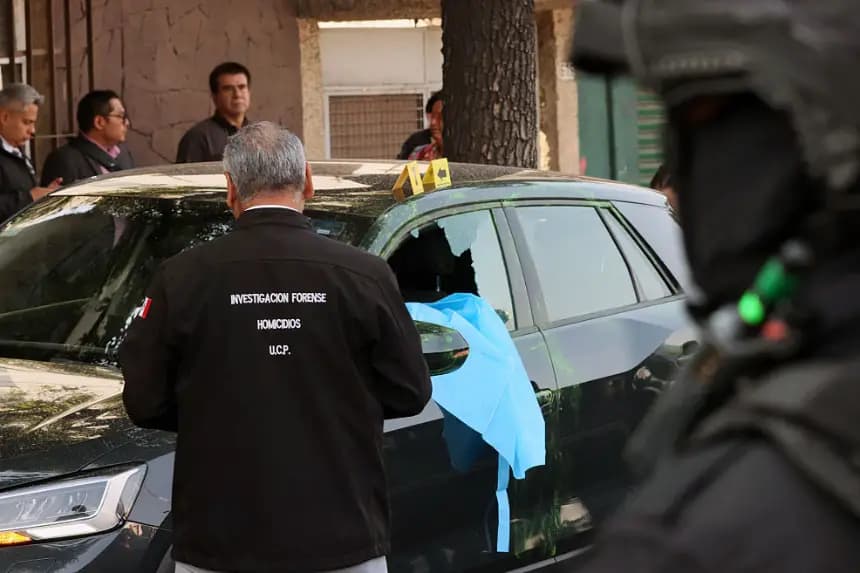 Investigadores forenses trabajan en la escena del crimen del asesinato de Ximena Guzmán en la Ciudad de México el 20 de mayo de 2025. (Valentina Alpide/AFP vía Getty Images)