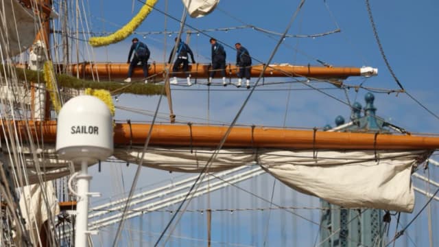 Aguas turbulentas podrían haber contribuido al choque de buque mexicano contra puente de Brooklyn