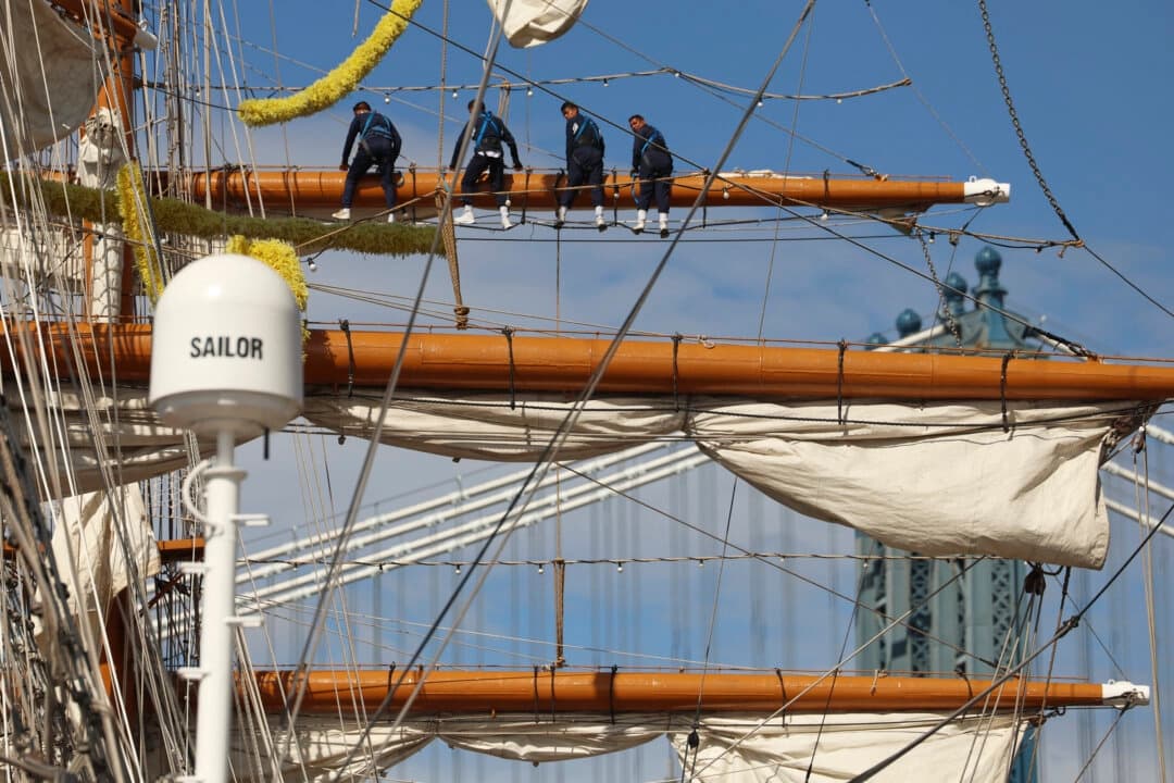 Marineros trabajan en los mástiles del Cuauhtémoc, en Nueva York, el 18 de mayo de 2025. (Yuki Iwamura/AP Photo)