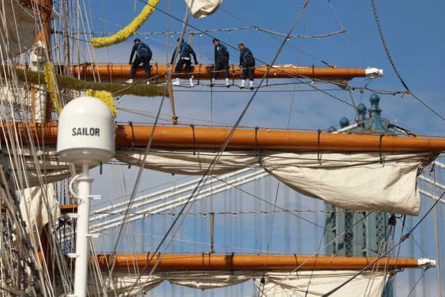 Aguas turbulentas podrían haber contribuido al choque de buque mexicano contra puente de Brooklyn
